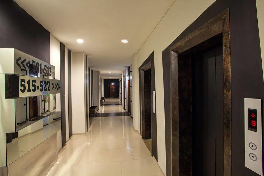 แมกซ์วันโฮเต็ล แอต ไทดาร์ สุราบายา Hotel ภายนอก รูปภาพ